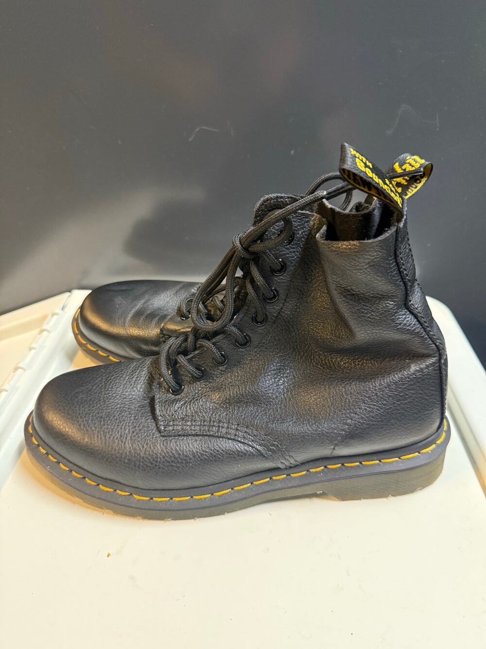 Dr Martens classic The Original lace up boots size w9. Black leather, Brand new